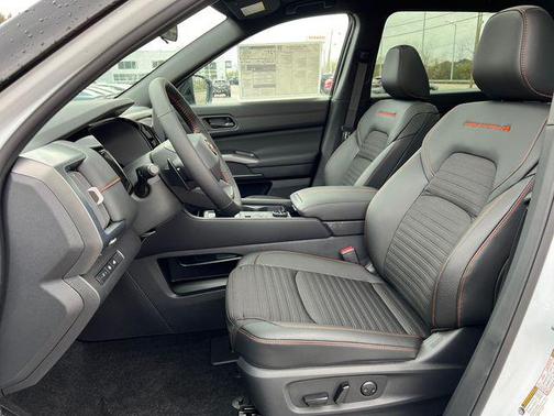 Everest White Pearl/Black 2026 Nissan Pathfinder Rock Creek