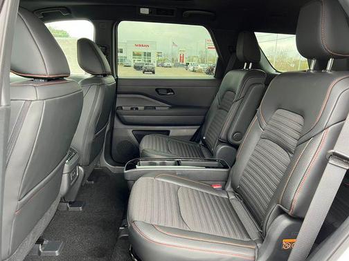 Everest White Pearl/Black 2026 Nissan Pathfinder Rock Creek