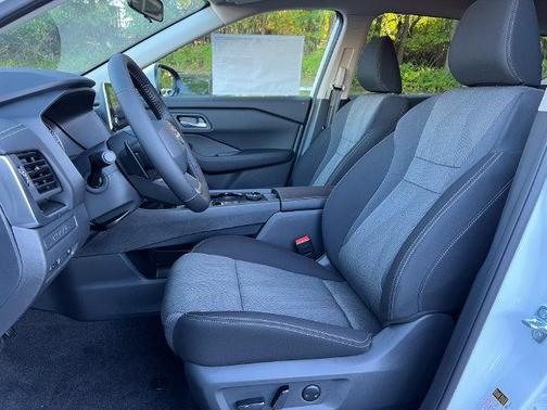 Everest White Pearl Tricoat 2027 Nissan Rogue SV