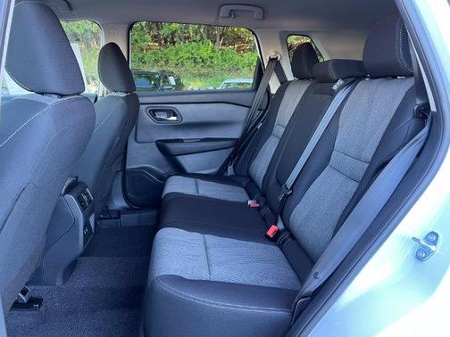 Everest White Pearl Tricoat 2027 Nissan Rogue SV