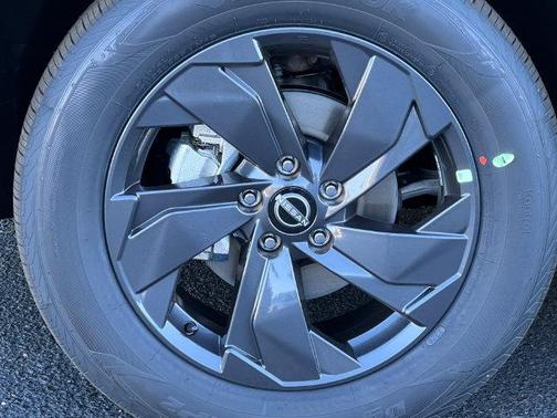 Everest White Pearl Tricoat 2027 Nissan Rogue SV