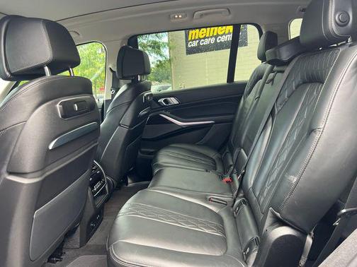 Gray Metallic 2025 BMW X7 xDrive40i