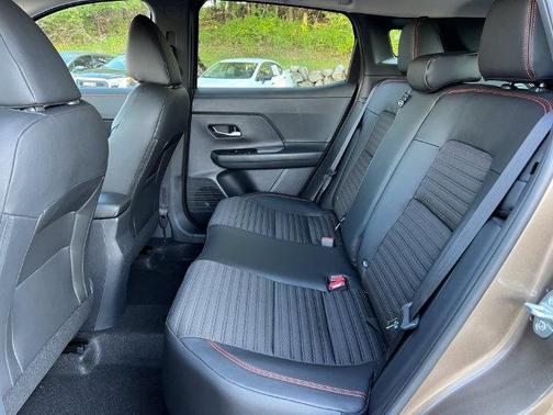Canyon Bronze/Black 2027 Nissan Kicks SV