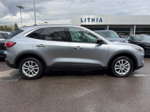 Iconic Silver Metallic 2022 Ford Escape SE