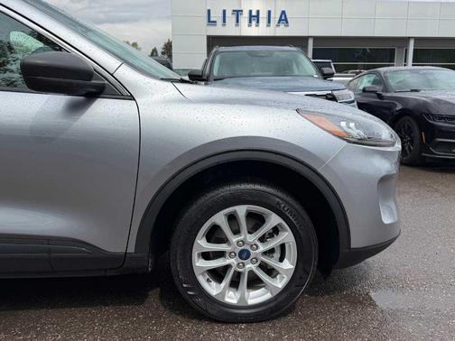 Iconic Silver Metallic 2022 Ford Escape SE
