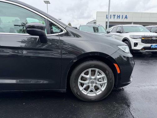 Brilliant Black Crystal Pearlcoat 2023 Chrysler Pacifica Touring-L