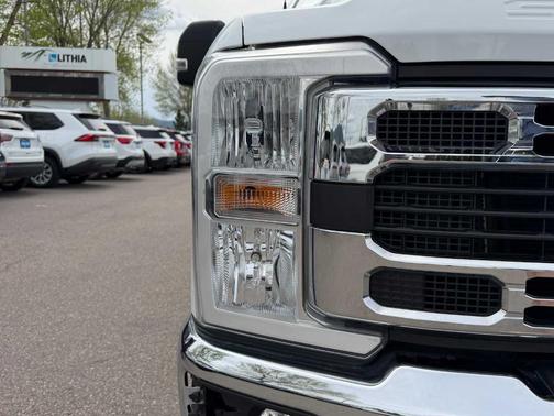 Oxford White 2023 Ford F-350 XLT
