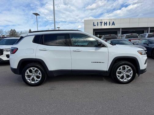 Bright White Clearcoat 2024 Jeep Compass Latitude