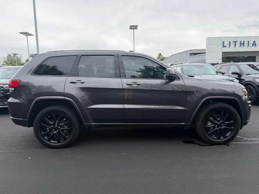 Granite Crystal Clearcoat Metallic 2017 Jeep Grand Cherokee Altitude