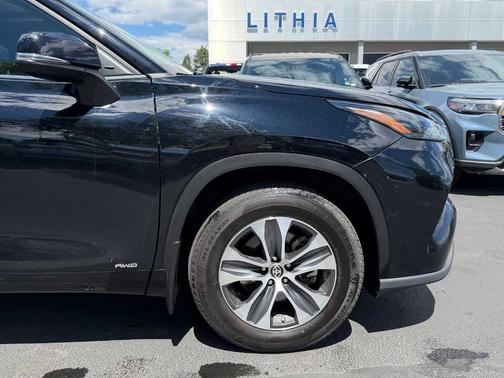 Midnight Black Metallic 2022 Toyota Highlander Hybrid XLE