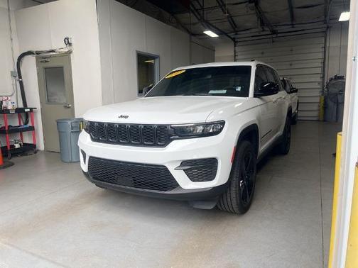 2023 Jeep Grand Cherokee LAREDO