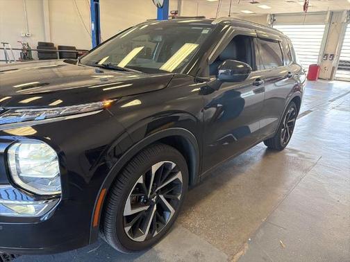 Labrador Black Pearl 2022 Mitsubishi Outlander SEL