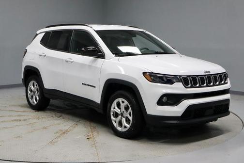 Bright White Clearcoat 2025 Jeep Compass LATITUDE