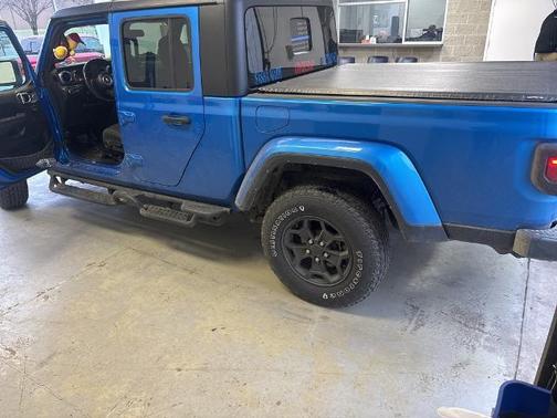 2022 Jeep Gladiator SPORT