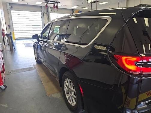 Brilliant Black Crystal Pearlcoat 2023 Chrysler Pacifica TOURING L