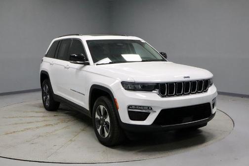 Bright White Clearcoat 2022 Jeep Grand Cherokee BASE