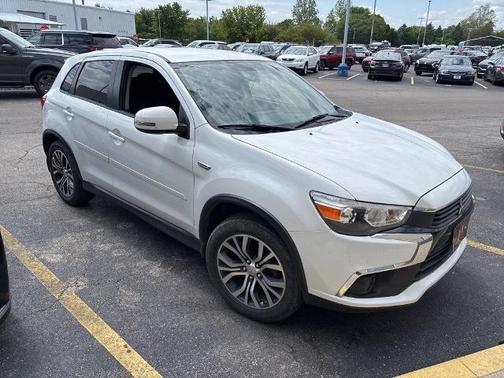Diamond White Pearl 2017 Mitsubishi Outlander Sport 2.0 LE