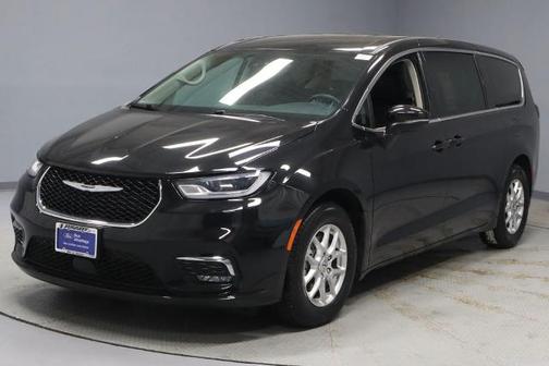 Brilliant Black Crystal Pearlcoat 2023 Chrysler Pacifica TOURING L