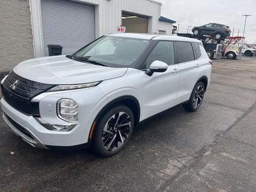2023 Mitsubishi Outlander SE
