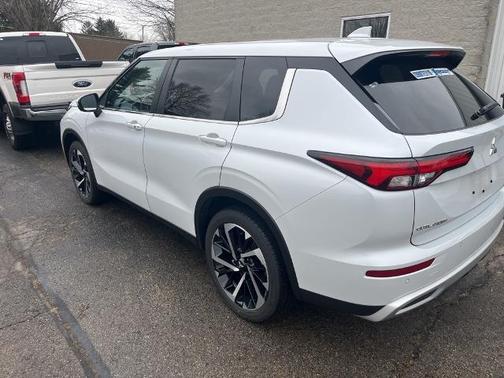 2023 Mitsubishi Outlander SE