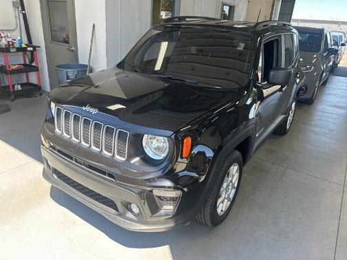 Black Clearcoat 2023 Jeep Renegade LATITUDE