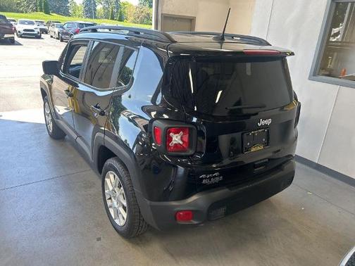 Black Clearcoat 2023 Jeep Renegade LATITUDE