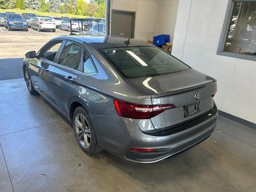 Platinum Gray Metallic 2024 Volkswagen Jetta 1.5T SE
