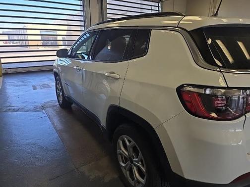 Bright White Clearcoat 2025 Jeep Compass LATITUDE