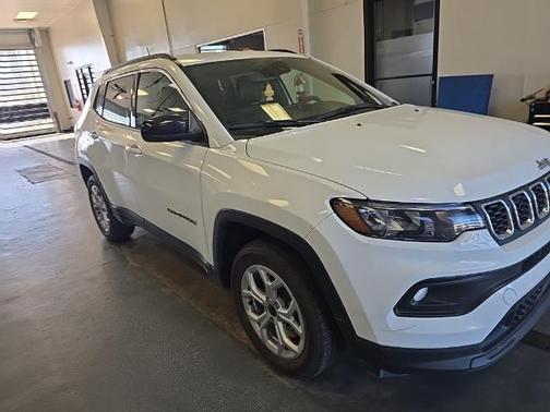 Bright White Clearcoat 2025 Jeep Compass LATITUDE