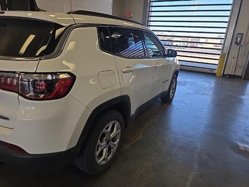 Bright White Clearcoat 2025 Jeep Compass LATITUDE