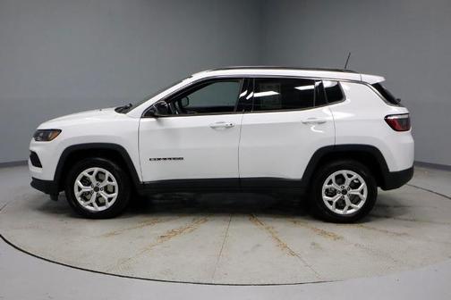 Bright White Clearcoat 2025 Jeep Compass LATITUDE
