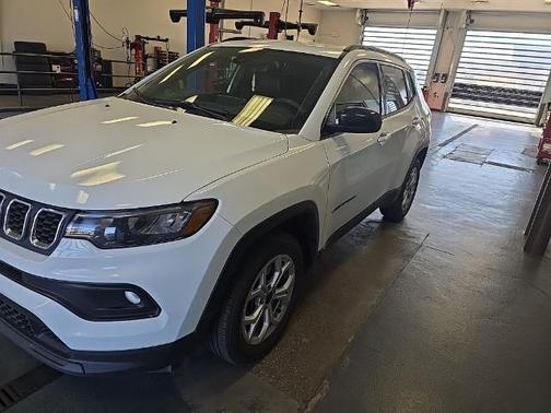 Bright White Clearcoat 2025 Jeep Compass LATITUDE
