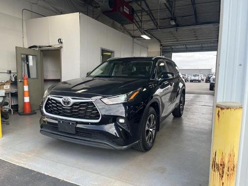 Midnight Black Metallic 2023 Toyota Highlander L