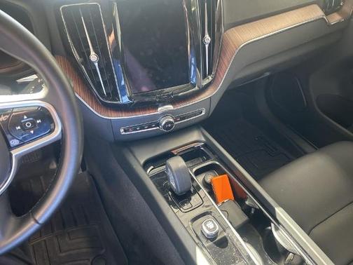 Crystal White Metallic 2023 Volvo XC60 B5 PLUS BRIGHT THEME
