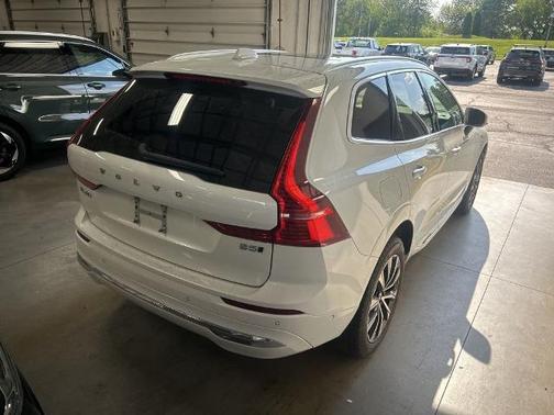 Crystal White Metallic 2023 Volvo XC60 B5 PLUS BRIGHT THEME