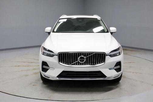 Crystal White Metallic 2023 Volvo XC60 B5 PLUS BRIGHT THEME