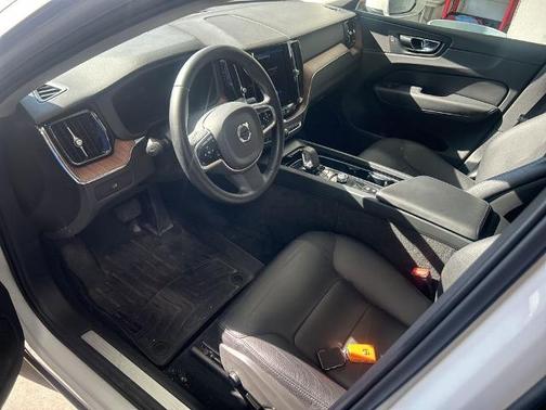 Crystal White Metallic 2023 Volvo XC60 B5 PLUS BRIGHT THEME