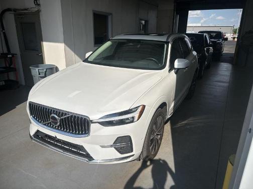 Crystal White Metallic 2023 Volvo XC60 B5 PLUS BRIGHT THEME