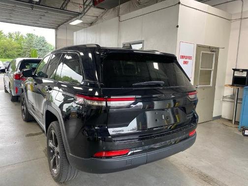 Diamond Black 2023 Jeep Grand Cherokee LIMITED