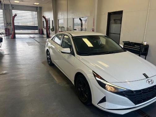 Quartz White 2022 Hyundai ELANTRA SEL