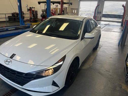 Quartz White 2022 Hyundai ELANTRA SEL