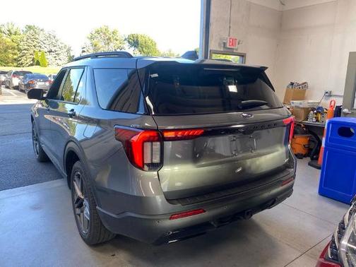 CARBONIZED GRAY METALLIC 2025 Ford Explorer ST-LINE