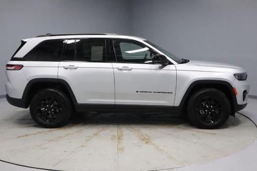 Silver Zynith 2024 Jeep Grand Cherokee LAREDO