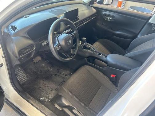 Platinum White Pearl 2024 Honda HR-V LX