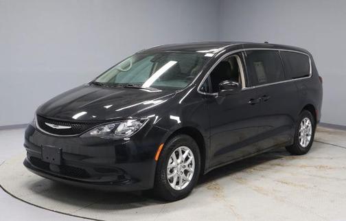 Brilliant Black Crystal Pearlcoat 2023 Chrysler Voyager LX