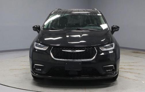 Brilliant Black Crystal Pearlcoat 2022 Chrysler Pacifica TOURING L