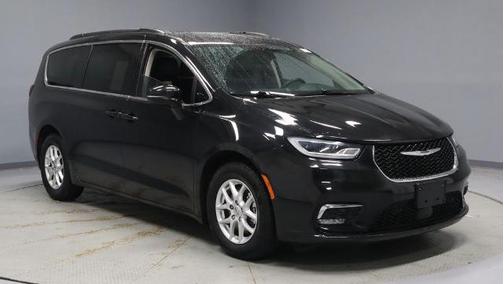 Brilliant Black Crystal Pearlcoat 2022 Chrysler Pacifica TOURING L