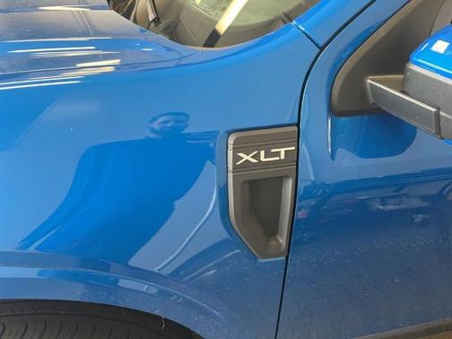VELOCITY BLUE METALLIC 2022 Ford Maverick XLT