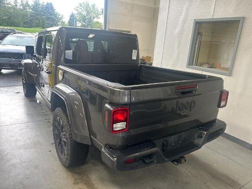 Granite Crystal Clearcoat Metallic 2024 Jeep Gladiator SPORT
