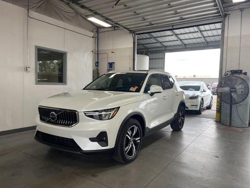 2023 Volvo XC40 B5 Plus Bright Theme